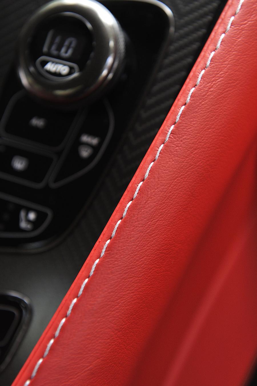 Детали интерьера Aston Martin Vanquish 2012 года  (NA) (фото 17 из 182)